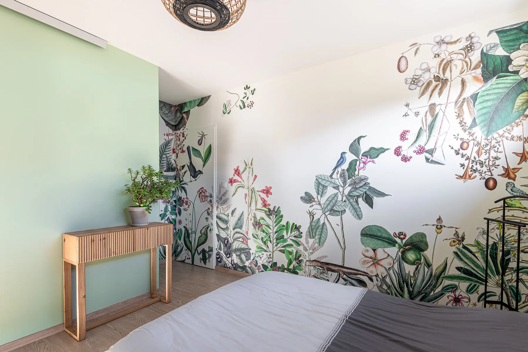 Chambre aux couleurs douces et papier peint botanique, projet Archi DKO
