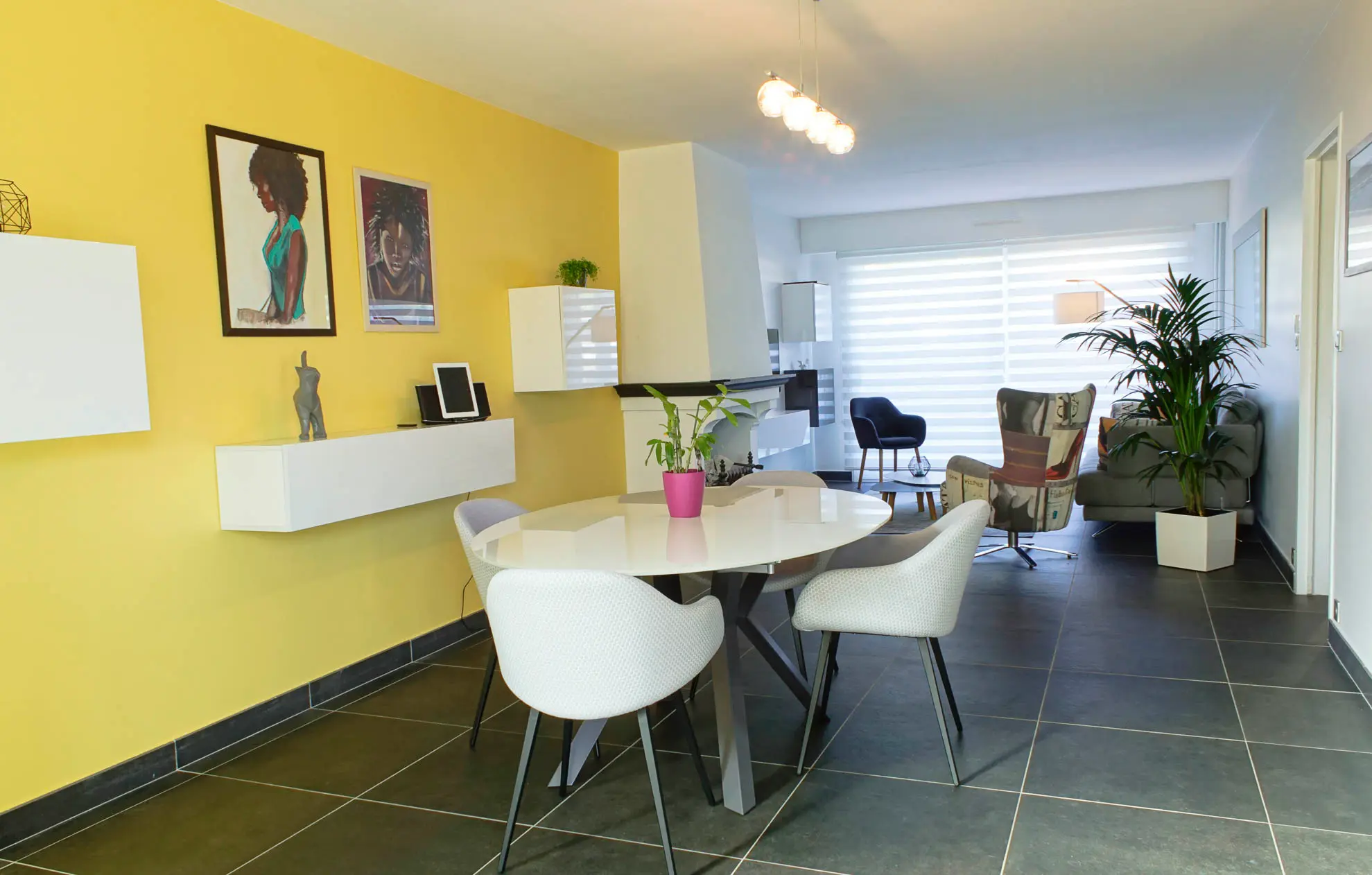 Association de couleurs, matières et mobilier dans un intérieur conçu par Archi DKO